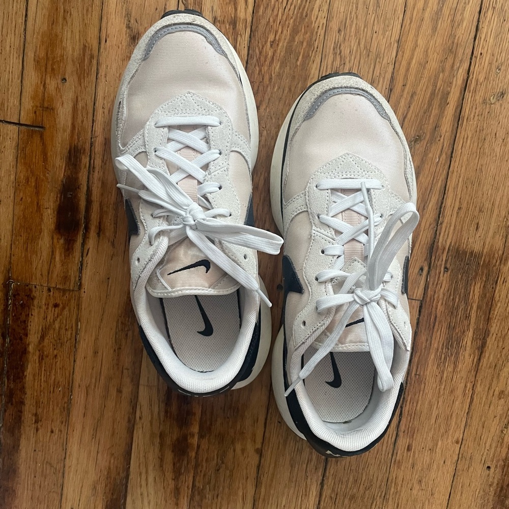 Nike White and Black Women's Sneakers - Picture 4 of 7